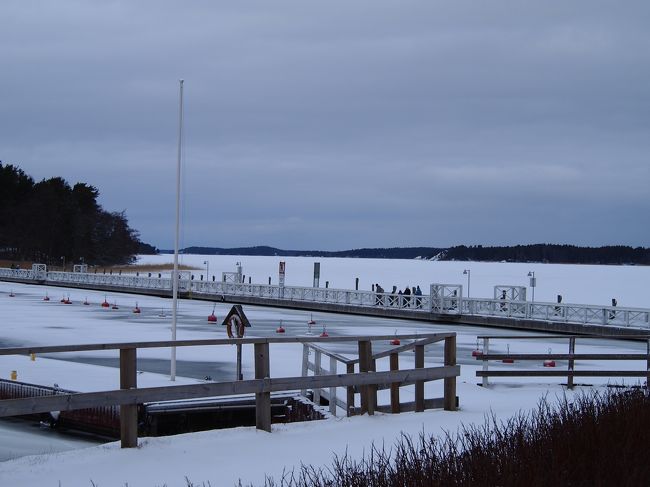 この橋を渡ってムーミンワールドのある島へ。<br />