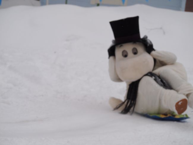 パパは、子ども達とソリ遊びをしてくれます。とってもコミカルで、可愛い。<br />「ああ、私の帽子が～～」
