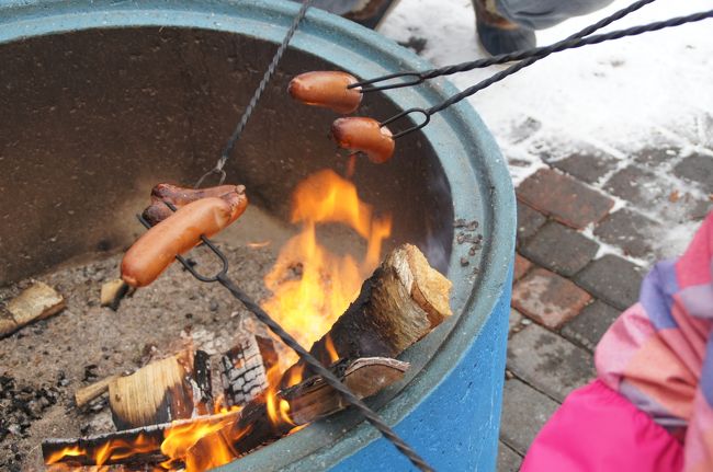 みんなが焼いているところで、私達も焼いてみました。<br /><br />こうやって、金具に刺してあぶるのですが・・・、うっかりしていました。串に刺したまま食べるのかと思って、包んでいた紙を焚火で燃やしてしまったのですが、明らかに串は高熱だし、みんなが口をつけたら不衛生。どうやって食べるんだ！？<br />と困っていたら、キッチンペーパーを芯ごと持ってきていたマダムが「紙、なくて困ってるの？」って、数枚破ってくれました。なんと親切な！いやー、私、マヌケでした。<br />マッカラ、熱々で美味でした( ^ω^ )