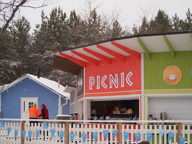 写真のこの並びのお店、PICNIK Kiosk以外は全てクローズ。<br /><br />ここでドリンクだけじゃなく、マッカラが買えます（生も焼いたのも）。お値段は忘れてしまいました・・・。