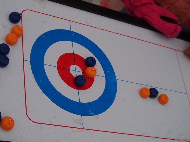 カーリングみたいなボードゲームがありました。