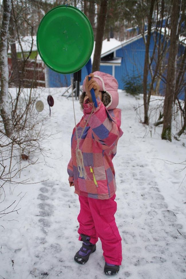 森の中には、鍋のフタとか、「演奏して」と言わんばかりに吊るしてあります。<br />子ども達は、嬉しそうに音を出します。
