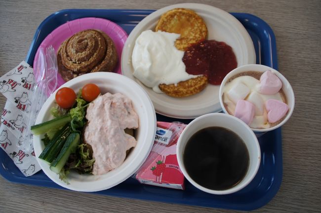 MAMA'S KITCHENとPANCAKE CAFEとレストランの選択肢はありましたが、フルコースという気分ではないので、再び前日と同じお店へ。<br /><br />前日と同じではつまらないので、シナモンロール（３ユーロ）や、マシュマロ入りのホットショコラ（3.50ユーロ）も付けてみました。子どもには、ラズベリーのパックジュース（1.50ユーロ）を。すごく気に入ったようで、この後、見つけると、いつもこのジュースを飲んでいました。