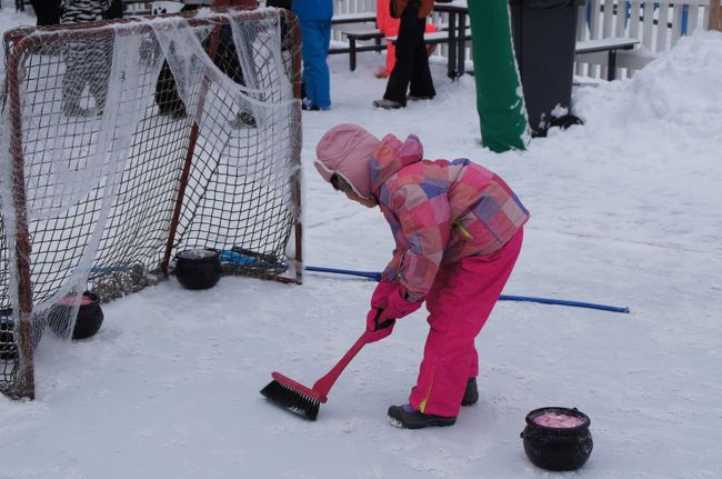 アイスホッケーのようなグッズもあって、男の子に混じって、ちょっと遊んでみるチェブチン。