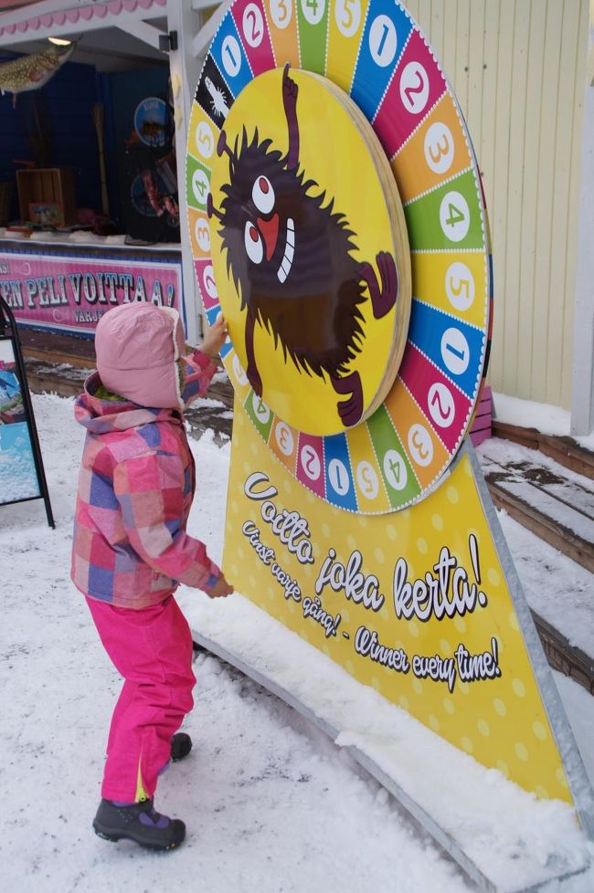 入口付近で、ゲームもしてみました。<br />ルーレットを回して、出た番号のプレゼントをもらえます。ハズレなしのクジみたい。<br />シールとか小さいものがもらえたのですが、何故かチェブチンは、コンパス用の短い鉛筆を選択。係りのお兄さんも、私も「本当にそれでいいの？？」と何度も確認してしまいました。お兄さんが「きっと、建築家になるね！」とフォロー。そして、必ず「グッド　チョイス」と言ってくれるんです。こういうところが、欧米文化のいいところだと思う。