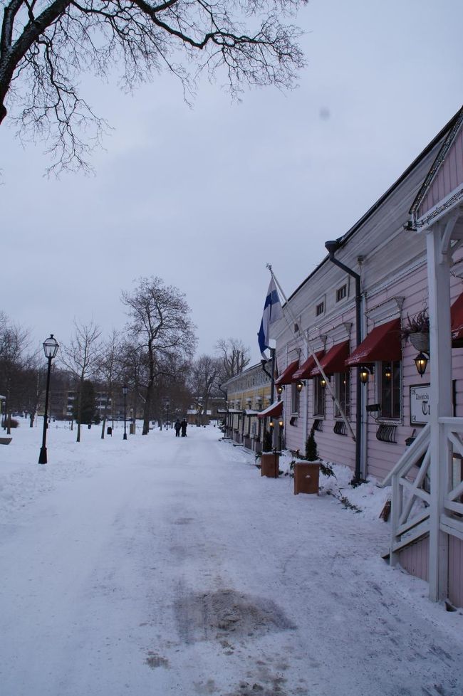 元来た道を引き返します。<br />次は、いつかは夏に来よう。そしたら、今度は凍っていない海を見て、リゾートな海辺のレストランで、美味しいシーフードとか食べよう。<br />そう決めながら、歩きました。<br /><br />でも、この雪でいっぱいの、人の少ないナーンタリを歩けるのも、とてもとても楽しかったです。すごく静かで、空気がよくて、何だか昔から知っている場所を歩いているような、不思議な感じ。<br />ムーミン谷の冬を思いながら、歩きました。きっと子連れだから、楽しめたスローペースな旅。楽しかった、とっても。