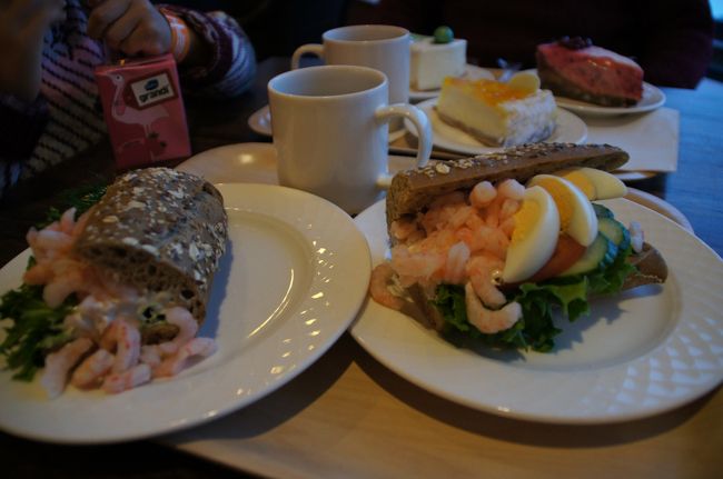 で、帰ってからビッグディナーを食べる気にならなくて、ロビーの売店で、コーヒーやらサンドイッチを買って、夕食に代えることにしました。<br /><br />エビのサンドイッチは1つが大きかったので、半分に切っていただきました。6．60ユーロです。ケーキは1切れ5.20ユーロ。英語の表記がなかったので、なんの味か分かりませんでしたが、お店の方が「なんとなく」英語に訳してくださり、後は見た目で選びました。コーヒーは3.10ユーロです。<br />夫は「ケーキでお腹がいっぱい」と、サンドイッチなど、主食を食べませんでした。私は、あともう1個いけそうでしたが、私だけ肥えるわけにはいかないので、「もう1個」とは、言いませんでした。我慢、我慢（笑）。