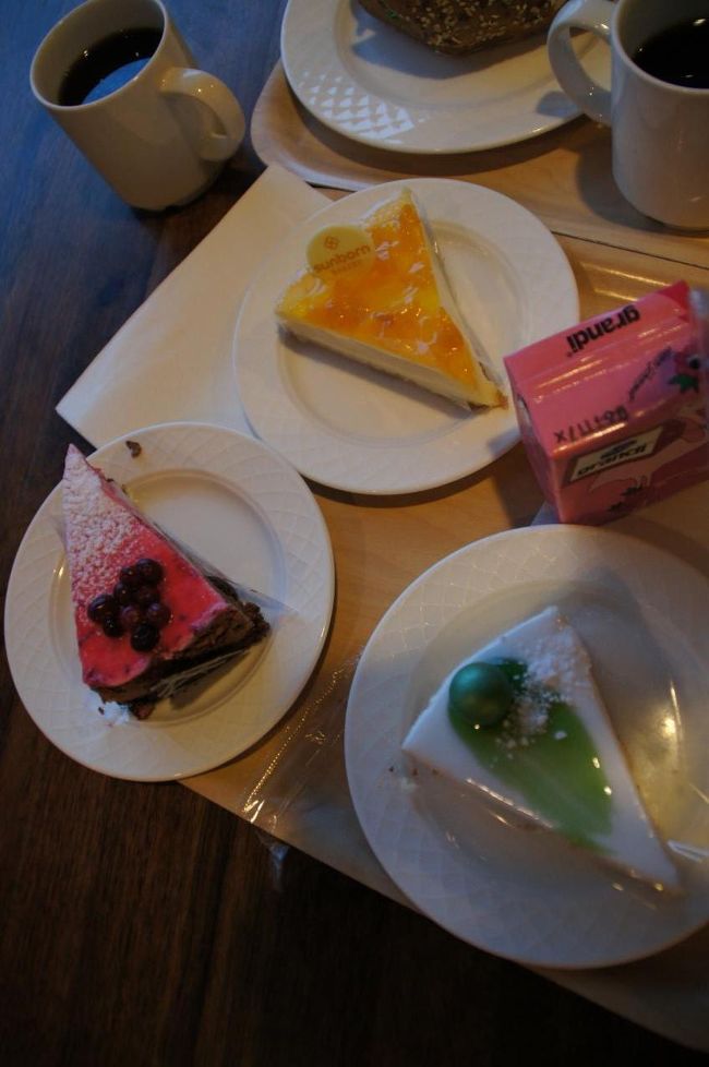 外国で食べる激甘なケーキですが、やっぱり1回は、こういうのが食べたいです。せっかく日本を出てきたのだから(^_-)-☆。外の景色を見ながら、旅の最後の時間を楽しみました。夫と、平和な時に深く感謝する時間。ありがとう。<br /><br />また、粉雪が舞い始めていました。