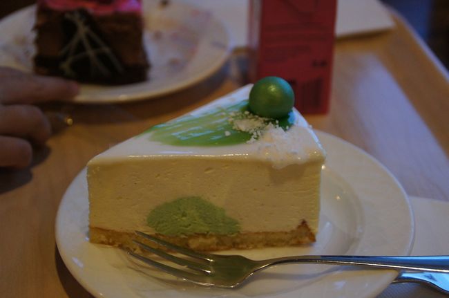 ケーキでーす。私は、緑のケーキをキウイかなー、と思いながら食べたのですが、チーズケーキのような・・・。結局、緑のソースの味の正体が分かりませんでした。