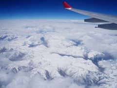 成都・ラサ間のフライトは東チベットの上を飛び、機内から見える景色も絶景です。険しい山々が見えます。この区間は外国人には開放されていないため陸路移動は不可、飛行機から景色を楽しみます。この辺りで有名な山はミニヤコンカや梅里雪山がありますが、航路からは遠く離れているので見えません。チベット自治区の上空あたりからはご覧の様に雪景色が続いています。