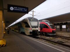手前の白い車体の方がウエストバーンで、奥の赤い車体の方がオーストリア国鉄。ウエストバーンも国鉄の線路を使っています。