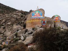 続いて、ラサの西側の郊外にあるデプン寺　Drepung Monasteryへ。敷地に入るとチベット仏教のゲルグ派創始者であるツォンカパが迎えてくれます。ここはゲルグ派6大寺のひとつでかつては2000人の層が修行していた場所です。
