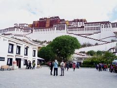 チベット3日目、この日は朝からいよいよポタラ宮殿 Potala Palaceへ。入場者数を管理しているので、中国の他の有名観光地の様に中国人団体客ですごく混雑しているわけではなく、適度な混み具合です。持ち物は厳しく制限され、カメラ持ち込みはOK(外部の撮影のみ)ですが、水の持ち込みも許されません。
