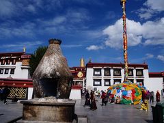 午後からはジョカン Jokang Templeです。ここはゲルグ派6大寺のひとつではないですが、それ以上のチベット仏教の総本山とも言える場所です。ラサのチベット人街の中心にあり、いつも巡礼のチベット人と中国人観光客で賑わっています。
