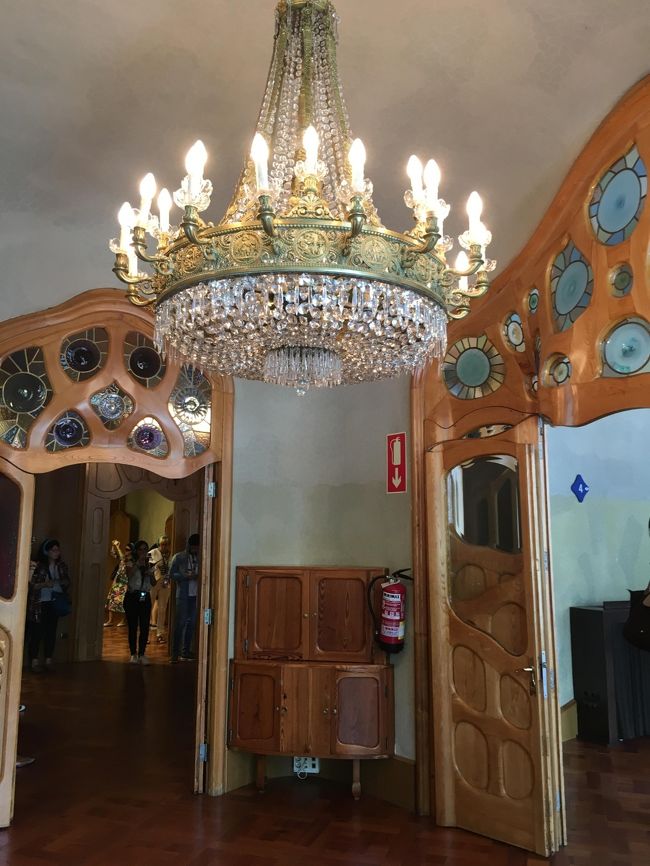 波打つような曲線です。シャンデリアもステキ?