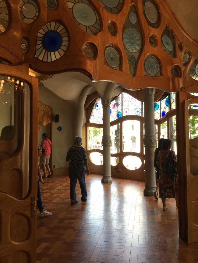 通りに面した有名な大窓。ガイドの端末をかざすと窓も開くのが見えます。