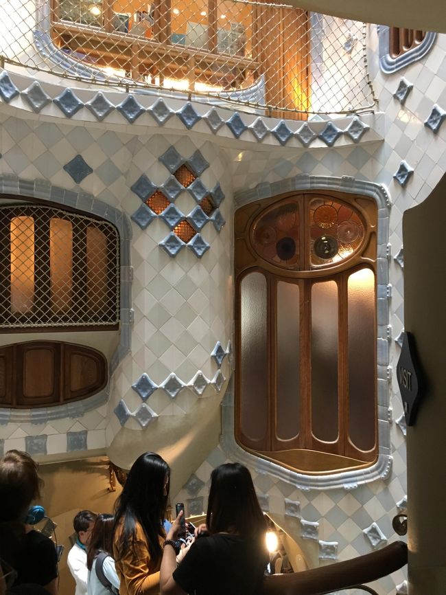 中庭の壁のタイル。彩光の為タイルで光を反射させるようにしてあるのですが、それにしても綺麗です。<br />中庭に面して階段とエレベーターがあり、最上階のエレベーターの乗り口の装飾もかわいくて乗ってみたかったのですが、そこにいた係の人にお年寄りや障害のある人だけですよ、と断られました。