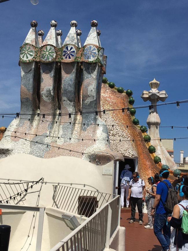 煙突もカワイイ<br />ここで迷子だったおばちゃんに再開しました。<br />水がテーマのこの邸宅。煙突後方に見える入口から入る小屋は、扉を閉めて真っ暗にしないと天井に写る水の模様は見えません。