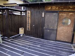 若宮稲荷神社のすぐ近くには亀山社中資料展示場もありましたが、まだ早朝でありましたので当日は営業時間外でした