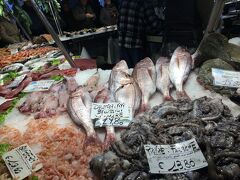 ベネチアは海の街だけあって魚介料理がとても美味しかったです。
街中にはこんな感じの魚市場がありました。

どのお魚も新鮮で色んな種類のシーフードがありました。
買ってかえりたかった…