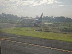 ジョグジャカルタ空港に到着！
ボロボロの飛行機が片隅にあってちょっと怖い…