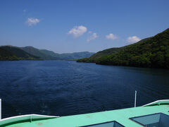 快適な船の旅。
芦ノ湖も空も青く、湖岸の緑と相まって素晴らしいの一言。