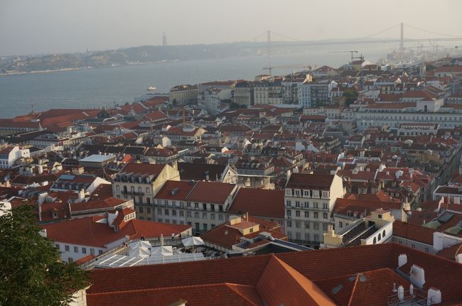 リスボンの街並みが一望できた。日本と全く違う街並みを見てずいぶん遠いところまできたなーと納得。この日は暗くなる前にホテルに帰って寝ました。