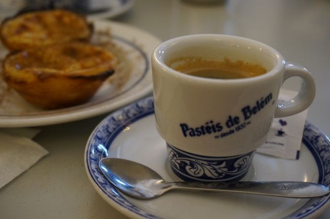 時間がなくてジェロニモス修道院は外観のみ横目でみて、近くのパスティスデベレンで有名なエッグタルトを。店内は広いので混んでても席はすぐ空きます。イートインしたい人は店に入って行って空いた席に座ればOK。ウェイターの方が片付けてくれて注文をとってくれます。