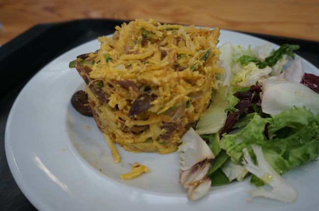 トラムでリスボン中心部まで戻ってきてランチのためにリベイラ市場へ。リニューアルされたフードコートにはたくさんのお店が！私はChef Miguel Castro e Silvaという店の鴨とポテトの卵和えを。