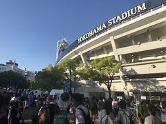 5月5日（金）ＤｅＮＡ vs. ヤクルト 7回戦

16：40　再び横浜スタジアムです。開始前から熱気ムンムン。チケットはソールドアウト。せっかく予約したのに、コンビニ発券をしないで来た親子が涙をのんでいました。