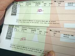 ゲートに搭乗券かざすと変な音が．なんとアップグレードでファーストクラス！いい感じ！