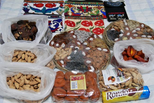 今回ウズベキスタンで購入した土産。<br />いつもは土産を買わないのに大量に購入してしまいました。<br />バザールで言い値で購入したドライフルーツやアーモンドですが、最後にスーパーマーケットで買ったものより安かったです。<br />品質もバザールのほうが良かったです。<br />値引き交渉すれば、もっと安く買えたと思いますが、ぼったくり価格ではなかったようです。<br />