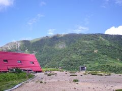 朝日小屋と朝日岳