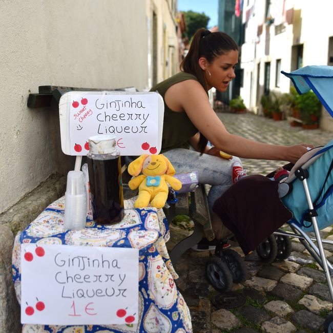 思いがけず、街角にポルトガル名物のチェリー酒（Ginjanha／チェリーリキュール）。<br /><br />カップ１杯＝1ユーロ。