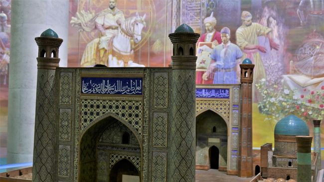 ビビハニムモスクの模型の奥に見えるのは・・・。