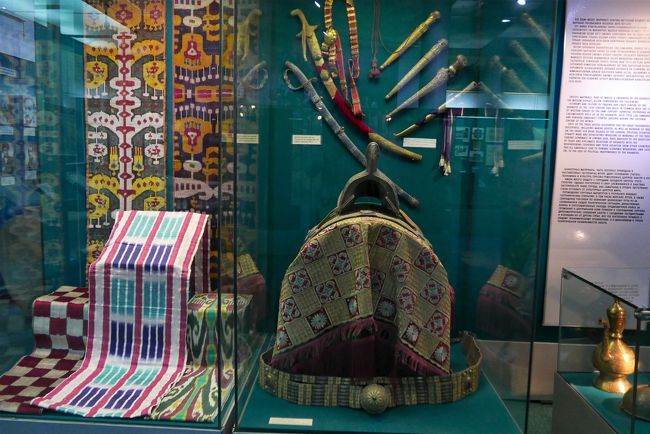 刀や美しい織物等。