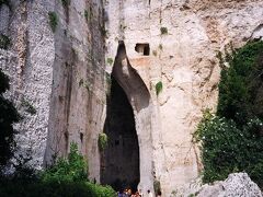 天国の石切り場にあるディオニュシオスの耳。細長い耳の形をした高さ36ﾒｰﾄﾙの洞窟