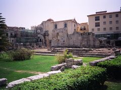 紀元前７世紀末に建てられたというアポロ神殿の遺跡を眺め