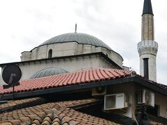 旧市街にあるガジ・フスレヴ・ベイ・モスク。