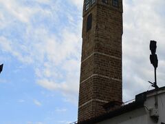 ガジ・フスレヴ・ベイ・モスク横の時計塔。