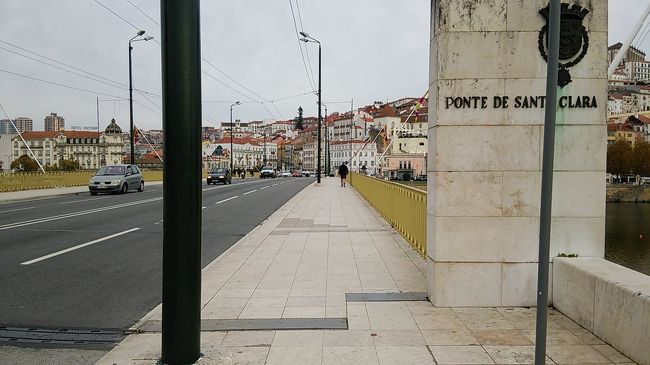 コインブラ1<br /><br />Quinta Das Lagrimas　の前に市街地に行くバス停がありますが、本数がえらく少ないのと、スケジュール通りにバスがこないので、結局歩きました。歩けない距離ではないです。