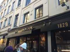 グランプラス近くのDANDOYというお店でチョコレートアイスを載せたワッフルを食べました。

