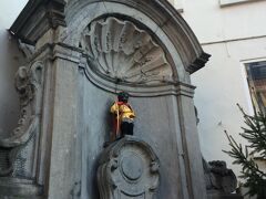 次は小便小僧へ。

小便小僧は想像していたよりも小さかったです。
観光客がいなければ気付かないレベル。
でも服を着ていてかわいいですけど。