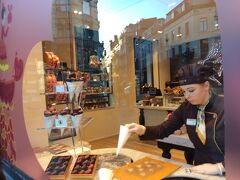 観光客の多い地区を離れてグランサブロン広場までブラブラ。

グランサブロン広場はゴディバやヴィタメールなど有名なチョコレートのお店もたくさんあります。
チョコレートショップはブリュッセルの至るところにありますが、グランプラス周辺よりもこちらの方が人が少なくて落ち着いて買い物ができました。

ゴディバのお姉さんがイチゴチョコレートを作っている光景も。