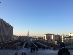 広場から芸術の丘まで歩きます。

芸術の丘からはブリュッセルの街並みが眺められます。