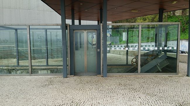 丘の上まで、往路はバスにのりましたが、復路は、エレベーターがあるので、それに乗りました。