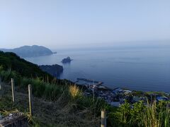 あいあい岬の駐車場から２０分ほど走りますと、夕日ヶ丘休憩場があります。ここからは太平洋と駿河湾が見える高台の駐車場です。海を見下ろす風景はこんな感じ。