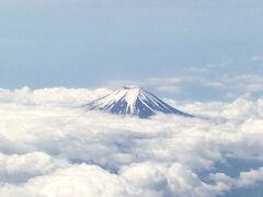 羽田空港から飛び立つと、左手に見えるのが富士山です。ふなっしーじゃありませんがひゃっほー！と叫びたくなるくらいの絶景で、気分がハイになりますね。