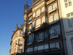 近くには楽器博物館もありましたが今回は時間がなく入れず。

ブリュッセルに着いたのが午後だったので入場しての観光はできなかったのですが、ブラブラと街歩きをして食べ歩きをするのも楽しかったです。
ブリュッセルは小さな町なので、１日あれば十分歩いて周れました。