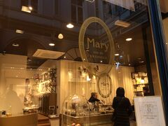 ホテルに行く途中にとおりかかったパッサージュの中のチョコレート屋さん。

 